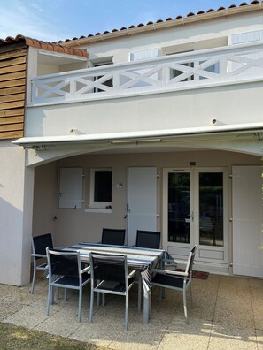 Outdoor dining - Villa with communal pool in St palais sur mer (Saint-Palais-sur-Mer)