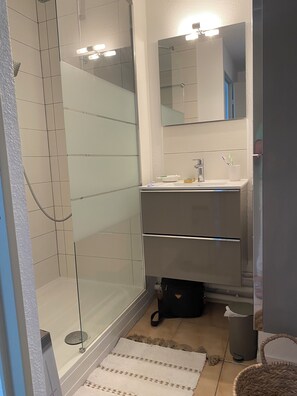 Shower, towels, toilet paper - Villa with communal pool in St palais sur mer (Saint-Palais-sur-Mer)