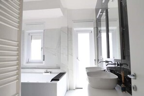 Haartrockner, Bidet, Handtücher, Seife