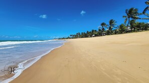 Nära stranden och solstolar