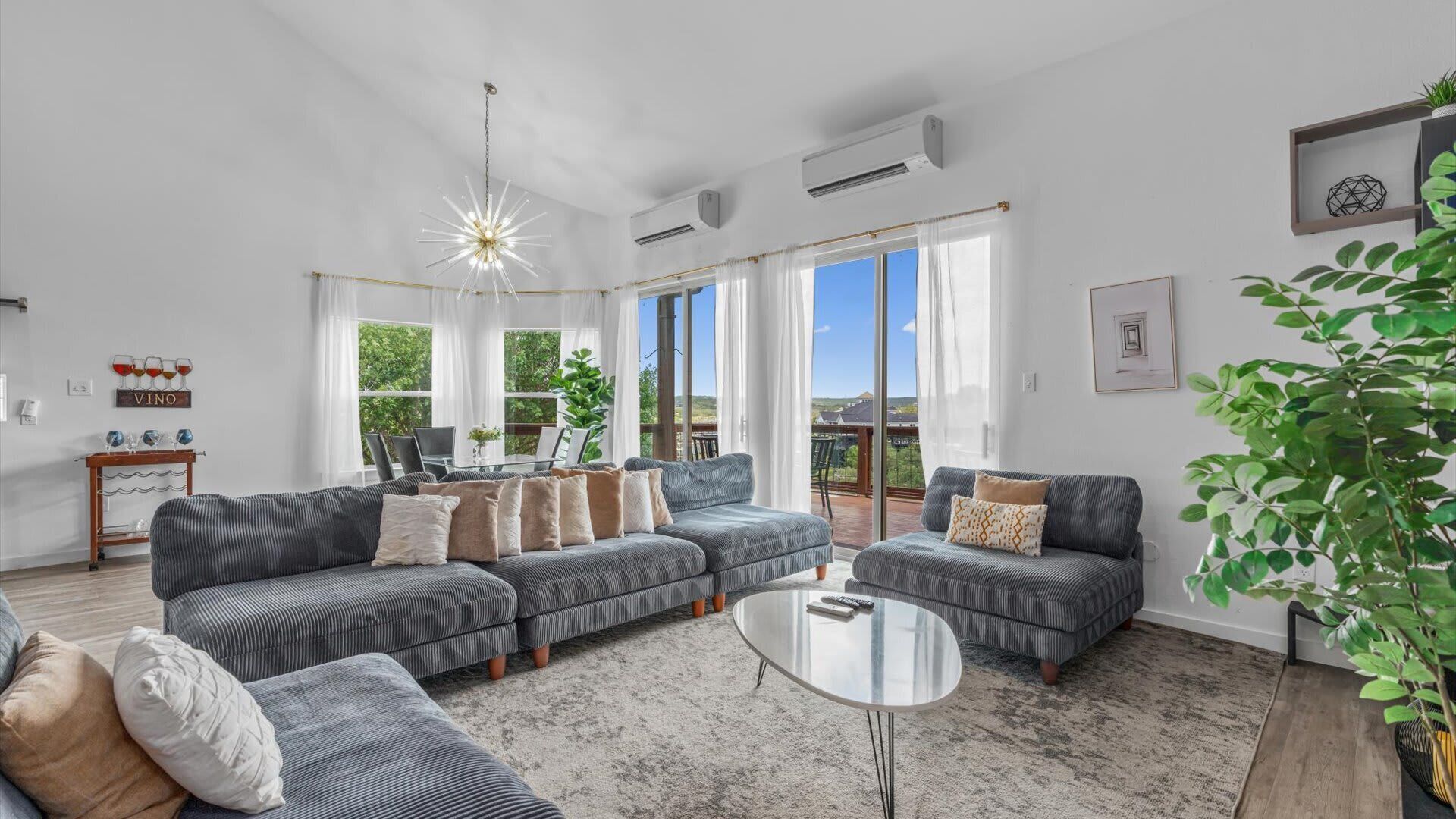 Smart TV, tavolo da calcetto, tavolo da ping pong, studio