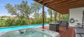 Large 6BR Lakefront Home w Pool, Hot Tub & Games