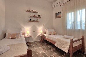 3 bedrooms, iron/ironing board, WiFi, bed sheets