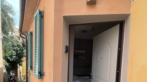 Unclassified image, 2 of 12, button - Pretty Flat Alassio Moglio (Moglio)