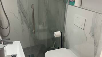 Asciugacapelli, bidet, asciugamani, sapone