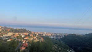 A panoramic view of a coastal town with buildings, roads, and greenery. - Pretty Flat Alassio Moglio (Moglio)