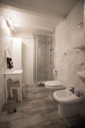 Dusche, Haartrockner, Bidet, Handtücher
