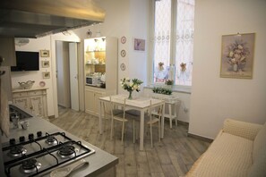 Interior - The Queen of Spaccanapoli (Napoli)