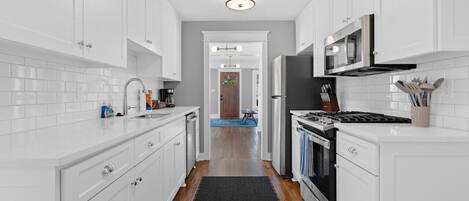 ثلاجة، ميكروويف، فرن، موقد طهي مسطح