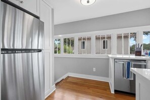 Fridge, microwave, oven, stovetop - Charming Luxury Retreat in Little Rock (Little Rock)