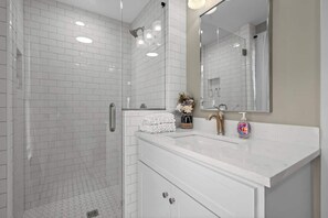Shower, hair dryer, towels, shampoo - Charming Luxury Retreat in Little Rock (Little Rock)