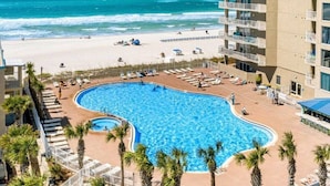 Ein Hotel mit Pool, Strand und Meerblick.