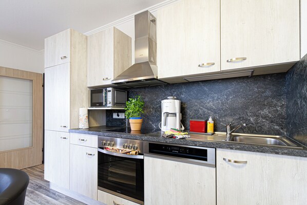 Geladeira, micro-ondas, fogão, cooktop