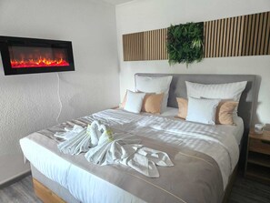 1 quarto, ferros/tábuas de passar roupa, berço de viagem