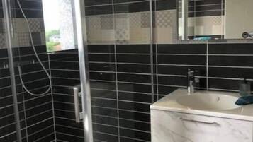 Douche, serviettes fournies, papier toilette