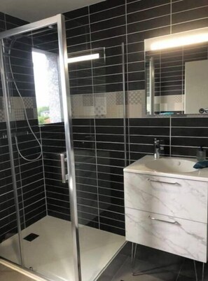 Douche, serviettes fournies, papier toilette