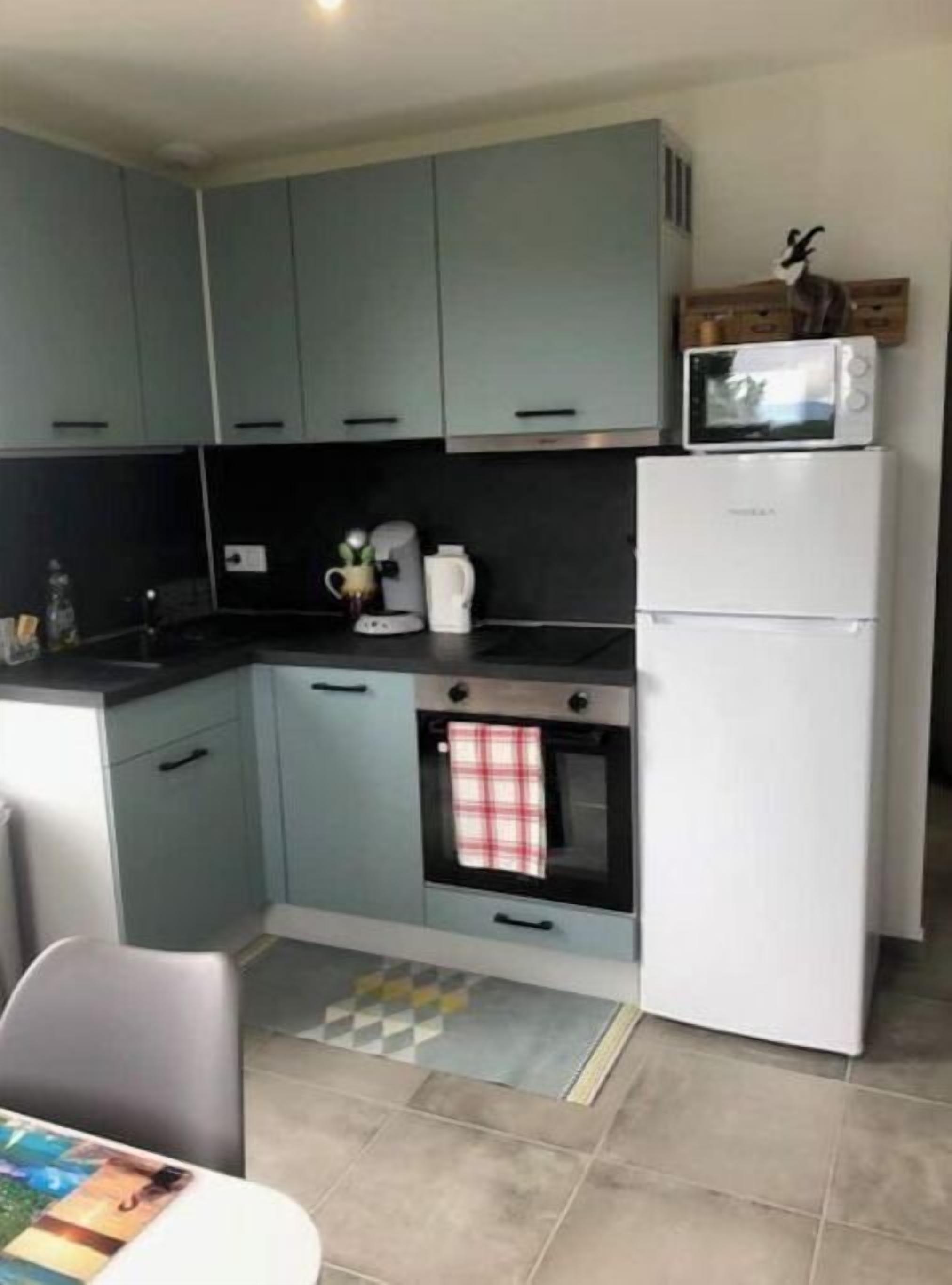 Refrigerador, microondas, horno y parrilla de estufa 