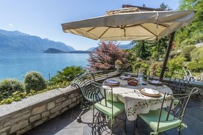 Outdoor dining - Minutes from Menaggio with views of Lake Como in the commune of Griante (Griante)