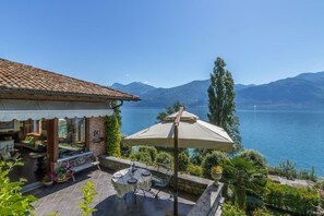 Outdoor dining - Minutes from Menaggio with views of Lake Como in the commune of Griante (Griante)