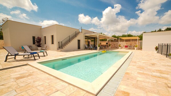 حمّام سباحة خارجي