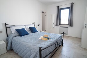 3 عدّة غرف نوم ومكتب ومكواة/لوح كي وسرير سفر