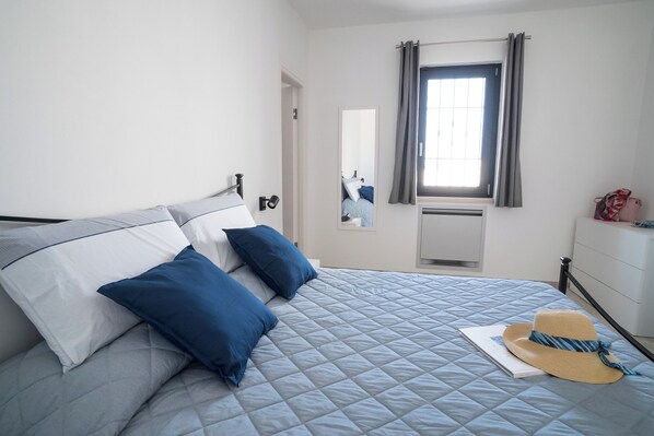 3 habitaciones, escritorio y tabla de planchar con plancha 