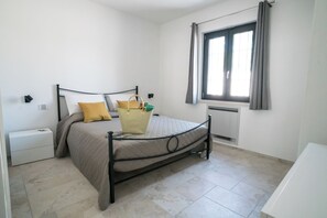 3 bedrooms, desk, iron/ironing board, travel cot - Stefano’s Villa II – Private Salt Pool & 3 En-suite Bedrooms (Cis)