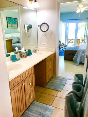 3 bedrooms, iron/ironing board, WiFi, bed sheets - Azure Breeze #4, Beachfront, White Sand, Bikes, Kayak, Snorkel Gear, Rum Point!! (Grand Cayman)
