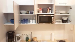 Kylskåp, mikrovågsugn, spishäll och diskmaskin