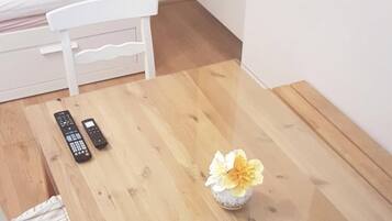 2 bedrooms, iron/ironing board, WiFi