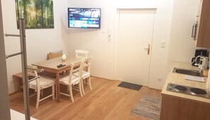 Kühlschrank, Mikrowelle, Herdplatte, Geschirrspüler