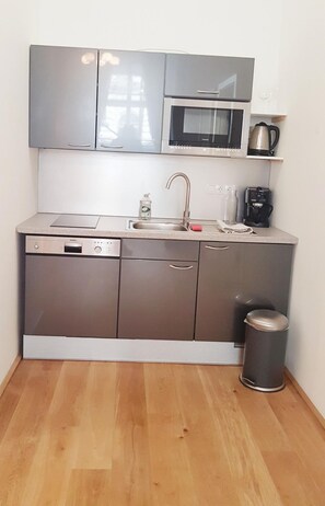 Refrigerador, microondas, lavavajillas y cafetera y tetera 