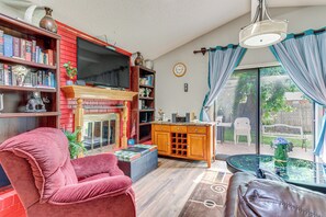Télévision, cheminée, livres