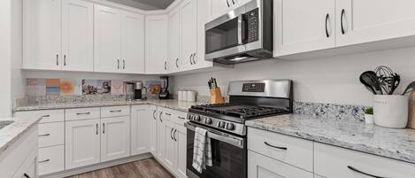 Townhome, 3 Bedrooms | Private kitchen | Fridge, oven, coffee/tea maker, toaster