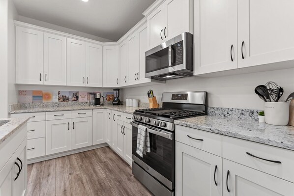 Maison mitoyenne, 3 chambres | Cuisine privée | Réfrigérateur, four, cafetière/bouilloire, grille-pain