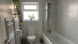 Ensemble douche/baignoire, baignoire relaxante profonde, sèche-cheveux