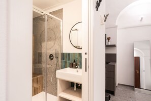 Dusche, Haartrockner, HandtĂŒcher