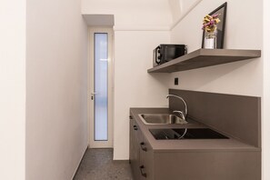KĂŒhlschrank, Mikrowelle, Kochgeschirr/Geschirr/Besteck, Esstisch
