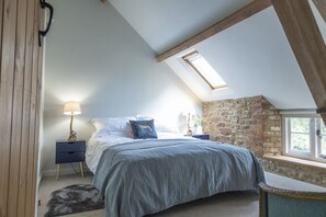 2 bedrooms, iron/ironing board, WiFi, bed sheets - Characterful dog friendly holiday cottage - The Granary at Oriel Farm (Shenington)