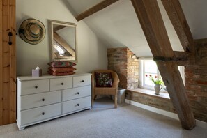 Interior - Characterful dog friendly holiday cottage - The Granary at Oriel Farm (Shenington)