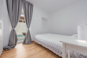 3 kamar tidur, tempat tidur bayi gratis, dan seprai linen