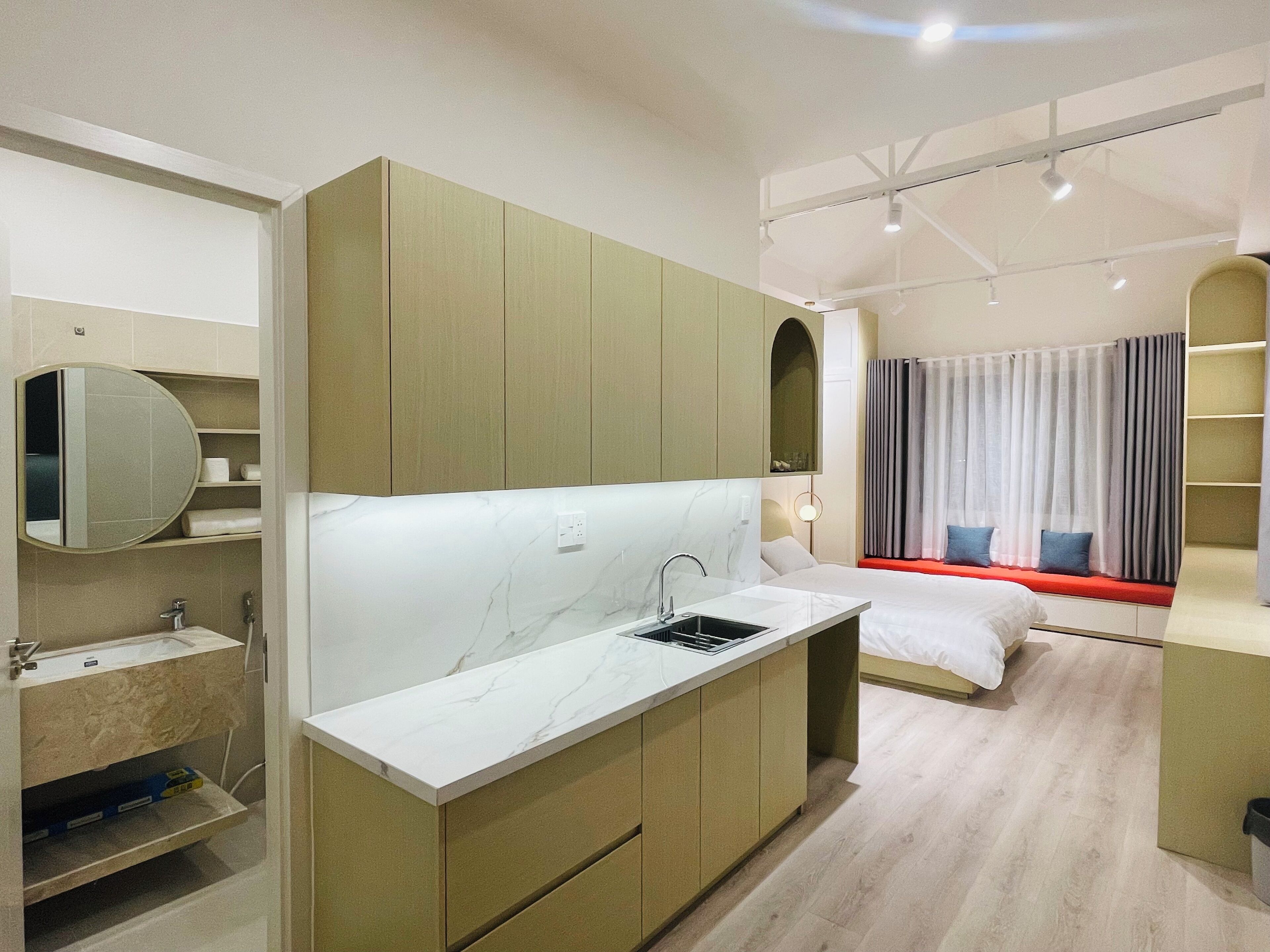 Escritorio, espacio para trabajar con laptop y cortinas blackout 