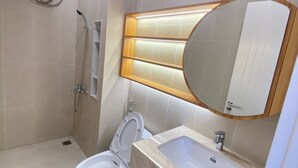 A modern bathroom with a toilet, sink, and shower. - CC Xanh Xanh (Xuan Huong - Da Lat)