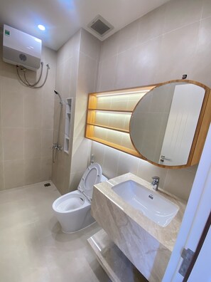Family Quadruple Room | Bathroom | Shower, free toiletries, hair dryer, slippers - CC Xanh Xanh (Da Lat)
