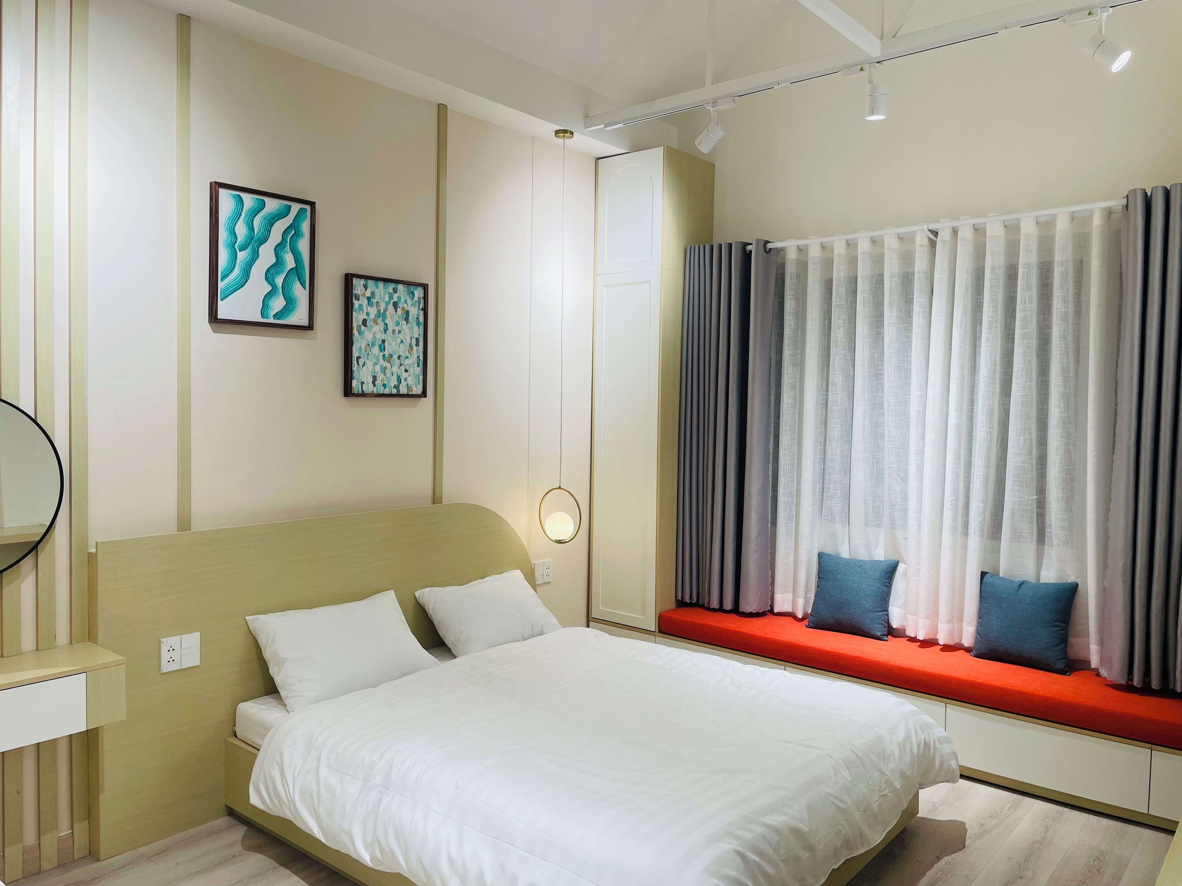 Deluxe Studio Suite | Desk, laptop workspace, blackout drapes, iron/ironing board