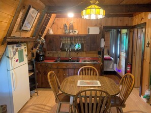 Fridge, microwave, stovetop, coffee/tea maker - Alpine Village Chalet (Warren)