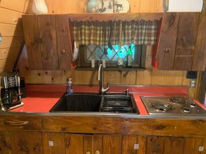 Kühlschrank, Mikrowelle, Herdplatte, Wasserkocher mit Kaffee-/Teezubehör