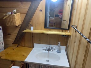 Shower, hair dryer, towels, soap - Alpine Village Chalet (Warren)