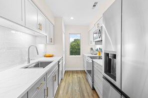 Refrigerador, microondas, horno y parrilla de estufa 