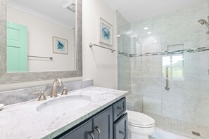 Ducha, secador de pelo, toallas, jabón